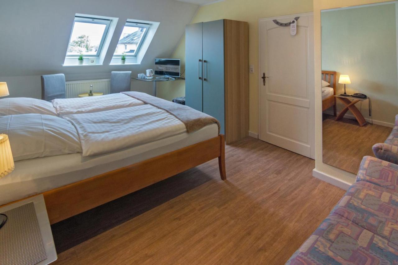 Hotel Am Elisabethufer Йевер Екстериор снимка